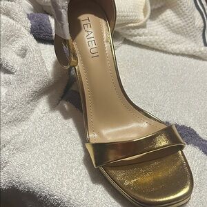 Teaieui Gold Women's Heels NWOT size 7